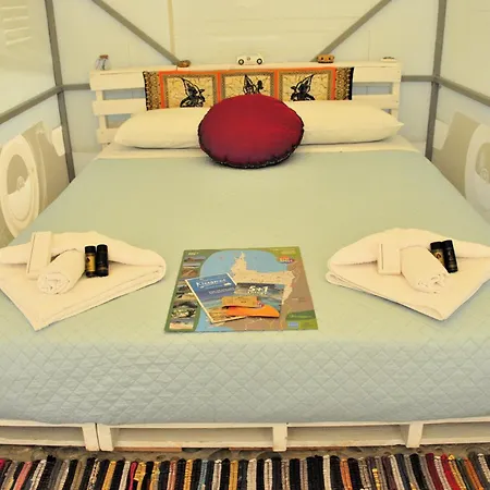 Cornelia Hippie Magic Bus Farm stay *